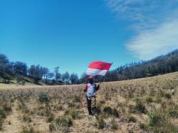 Bendera merah putih 1.200 meter menghiasi puncak gunung penanggungan. Siswa Sdit Rayakan Hut Ri Ke 75 Di Puncak Gunung Lawu