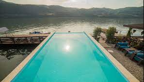 Cotidianul adevarul clasează pe locul 1 ,,piscina din aer liber a pensiunii ecaterina, considerată de către specialiştii cotidianul a fi cea mai impresionantă piscină în aer liber din românia. Top 10 Pensiuni Cu PiscinÄƒ È™i Ponton In Dubova