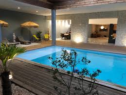 grande villa avec piscine intérieure