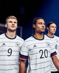 Aquí podrás encontrar todos los productos oficiales de la selección alemana de fútbol, la reciente campeona del mundo. Camiseta Alemania 2020 X Adidas Cambio De Camiseta
