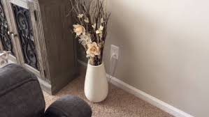 single flowers vase decoration on wall