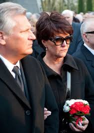 Born 3 june 1955) is a polish lawyer and charity activist who was first lady of poland between 1995 and 2005, as the wife of the then president aleksander kwaśniewski. Pin On Fryzury