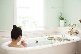 お風呂に入る女性[21086001659A]の写真素材・イラスト素材｜アマナイメージズ