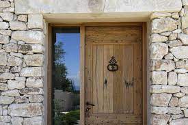 Porte d'entrée en PVC, bois ou métallique : 8 solutions tendances pour  fermer la maison
