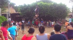 Los trompos se hacen de madera tallada. Palo Encebado Juegos Tradicionales Tres Rios Costa Rica Parte 1 By Launiontresrios