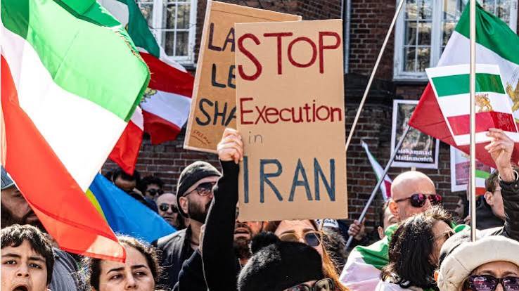 Teheran fa la guerra a Trump su Hormuz e agli iraniani sul patibolo