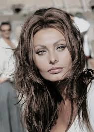 She paired her glamorous dress with diamond and gold. Sophia Loren Sophia Loren Beauty Sofia Loren