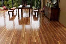 Secara umum, kayu dipilih sebagai bahan lantai karena fleksibilitas dan elastisitasnya. Hangatkan Suasana Dengan Lantai Kayu