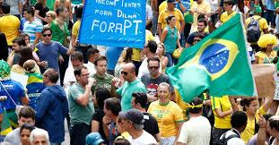 Resultado de imagem para Imagem de manifestantes de domingo na Paulista