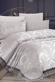 Kategorimizde yer alan yatak örtüsü modelleri çift kişilik yataklar üzerinde de kullanılabilen battal boy yatak örtüleridir. Cift Kisilik Yatak Ortusu Modelleri Ve Fiyatlari Trendyol
