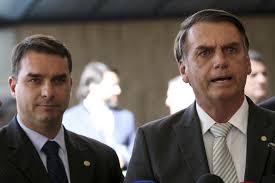 Resultado de imagem para Fotos de Bolsonaro e filhos irritados