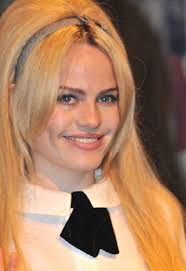 She has very short blonde hair, sometimes adds a streak in her hair. Duffy Singer Wikipedia