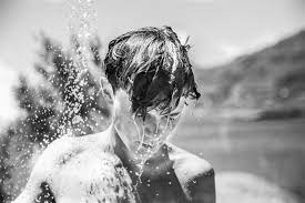 フリー写真] シャワーを浴びる少年 - パブリックドメインQ：著作権フリー画像素材集