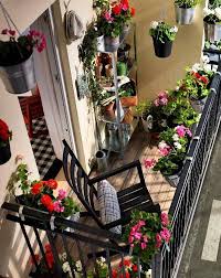 Variedad de planta colgante en artificial para decoración. Decorar El Balcon Con Plantas Pisos Al Dia Pisos Com