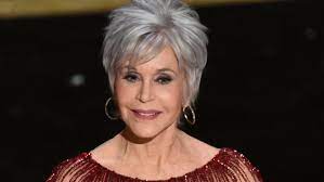 Jane Fonda behält ihre grauen Haare ...