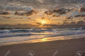 カラフルな日の出の海の浜辺の風景。ゴールドコースト、オーストラリアの写真素材・画像素材 Image 78165086