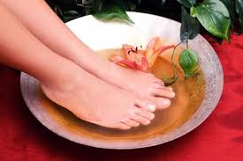 how to whiten yellow toenails at home