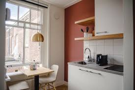 Изграждането на бели кухненски шкафове от пдч за кухненския бокс е класическо решение, приложимо в много съвременни жилища. 1 Edinichna Staya S Kuhnenski Boks