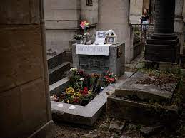 Homenaje en la tumba de Jim Morrison en el 50 aniversario de su muerte - Infobae