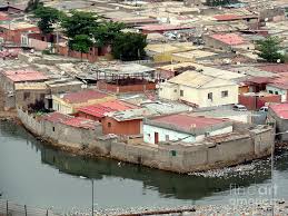 Es werden auch große sozialwohnungen gebaut, um diejenigen unterzubringen, die in slums leben, die die. Slum In Luanda Angola Photograph By John Potts