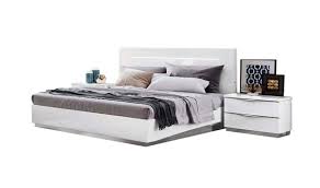 A matching black bedroom set, with a bed frame, nightstands and a dresser, can look stunning. White Lacquer Finish W Led Lights Queen Bedroom Set 5pcs Modern Esf Onda Legno Esf Onda Legno White Q Set 5