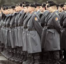 Soldaten der bundeswehr verdienen zwar ganz gut, aber viele zweifeln am sinn ihres dienstes. Gleichberechtigung Frauen An Die Front Bundeswehr Braucht Soldatinnen Welt