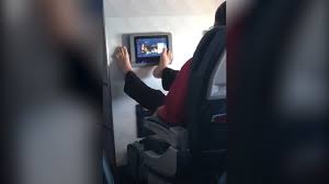 فيديو لمسافر يشغل نظام الترفيه بقدميه على طائرة يجتاح 