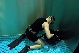 Underwater: Freediver Has to reach SCUBA Unit… ThisVid.com