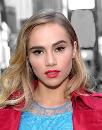 suki waterhouse s flawless cat eye