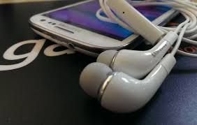 Do your earbuds feel as if they aren't working as well lately? How To Clean Your Galaxy Smartphone Headphone Jack If It S Not Working