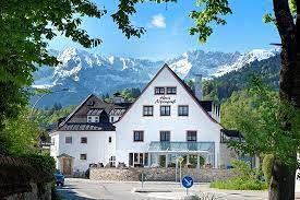 Von dort aus übers hupfleitenjoch zur höllentalangerhütte. Kleines Alteres Haus Hotel Garni Alpengruss Garmisch Partenkirchen Bewertungen Tripadvisor