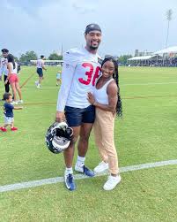 Simone biles and her new boyfriend, houston texans safety jonathan owens, have now gone public with their relationship on instagram. Tokyo Olympics Simone Biles Reunites With Boyfriend Jonathan Owens People Com