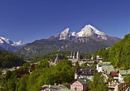 Berchtesgaden is a small, picturesque and historic town (population 9,000) located in the southeast of the german state of bavaria, within a small enclave surrounded on three sides by the austrian border. Berchtesgadener Land Reiseprogramm