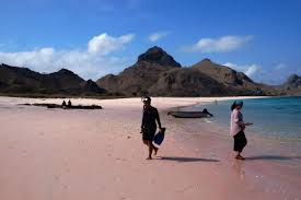 Untuk dapat bermain air di wisata pemandian ubalan ini, anda. 25 Tempat Wisata Di Lombok Yang Wajib Dikunjungi Selain 3 Gili Halaman All Kompas Com