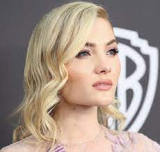 Ashy, white, silver or platinum blonde hair are a great complement to pale skin that contains red undertones. Best Hair Colour For My Skin Tone 15 Looks
