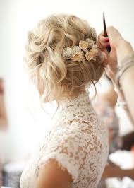 A brilliant veil alternative or perfect bridesmaid accessory it comes with all the … 38 Gorgeous Wedding Hairstyles With Fresh Flowers Weddingomania