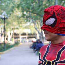 Estúpido y sensual Spiderman: Bailarín callejero atrapó asaltante y se  hizo viral en Chile
