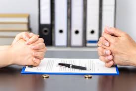 Esposa Y Esposo Firmando El Divorcio Foto de stock y más banco de imágenes  de Divorcio - Divorcio, Separación, Parejas - iStock