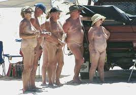Nudisten Omas in einem Nudistencamp | GEILEOMAS