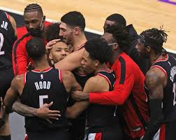 Последние твиты от damian lillard (@dame_lillard). Damian Lillard S Game Winner First Quarter Awards Debates Trade Fits Kevin Love S Engagement Klay Thompson S Absence Nba News And Notes Oregonlive Com