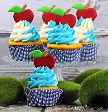 snow white cupcakes with royal icing