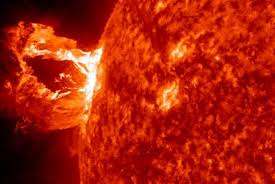 Si el sol descendiera unos metros más, ¿ardería todo sobre la tierra?   Images?q=tbn:ANd9GcQfG28oiyZViOuXuasYiOHdN7O2MAEzM8RWavIGd6BNMWLNL22A