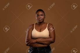 カジュアルな若い深刻なぽっちゃり黒人女性の肖像画の写真素材・画像素材 Image 179048533
