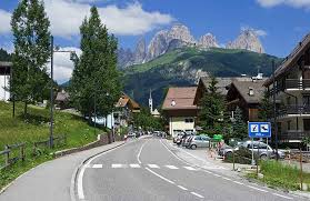 Circondata da alcuni dei più noti gruppi montuosi delle dolomiti, la valle è un'importante meta turistica sia invernale sia estiva. Val Di Fassa In Italy Trentino Dolomites