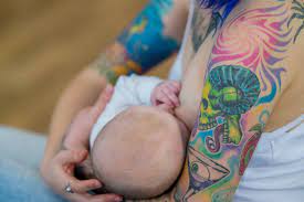 Tatouage et allaitement : Risques, infections, le tatouage pendant  l'allaitement, c'est une bonne idée ? | PARENTS.fr