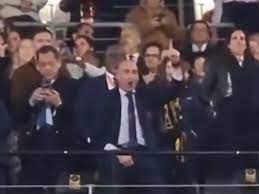 El obsceno gesto de Rubiales en el palco que levanta nuevas críticas tras su beso a Jenni Hermoso | Onda Cero Radio