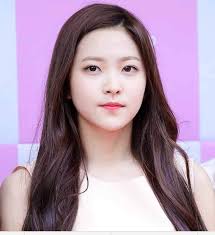 Red velvet's youngest member yeri is the newest addition to the group, debuting a full year after the group first debuted in 2014. Yeri Red Velvet Profile Age Boyfriend Kpop Family And More Wikifamouspeople