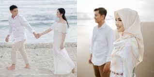 Didukung dengan baju casual dengan warna putih membuat aura foto lebih nyaman dan menenangkan. 102 Gambar Baju Casual Yang Cocok Untuk Prewedding Terbaru Modelbaju Id