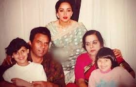 Последние твиты от hema malini (@dreamgirlhema). Hema Malini With Mother Husband And Daughters Bollywood Couples Bollywood Actors Bollywood Actress