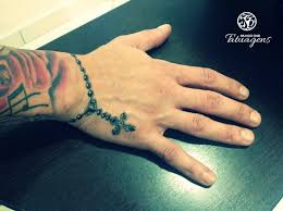 Já scarlet johansson conta com uma tatuagem de terço minimalista no pulso. Terco No Pulso Foto 3525 Mundo Das Tatuagens